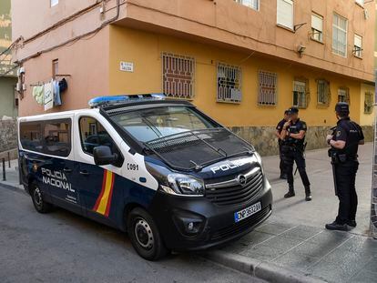 Miembros de la Policía Nacional, durante una intervención en Almería.