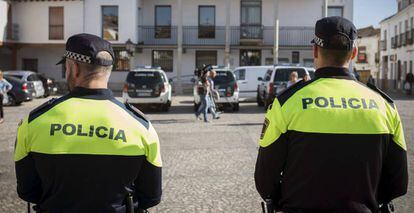 Polic&iacute;as frente al ayuntamiento de Valdemoro (Madrid) en el transcurso de una operaci&oacute;n anticorrupci&oacute;n.