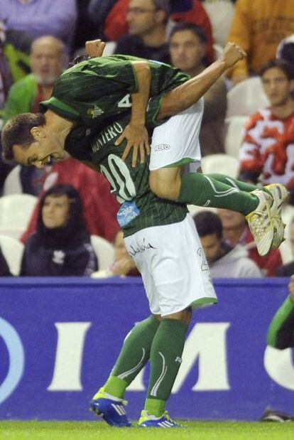 Nacho y Montero celebran un gol del Betis.