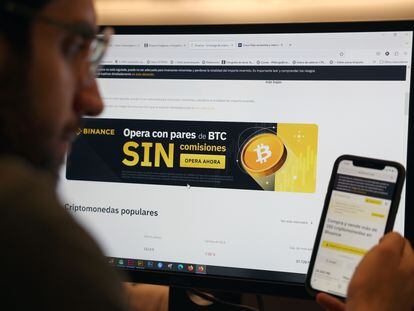 Un usuario consulta el sitio web de Binance en España