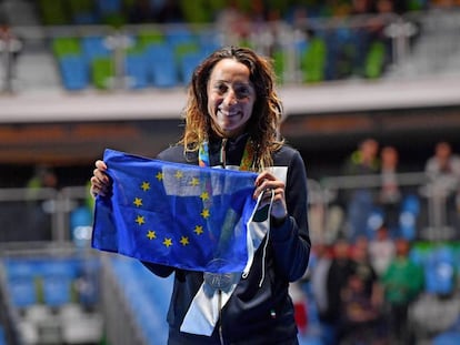 Elisa di Francisca muestra la bandera de la Unión Europea en el podio.