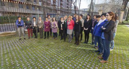Las parlamentarias vascas del PNV EH Bildu y PSE se han concentrado hoy ante la sede de la Cámara en Vitoria para mostrar su rechazo al anteproyecto a la Ley del Aborto.