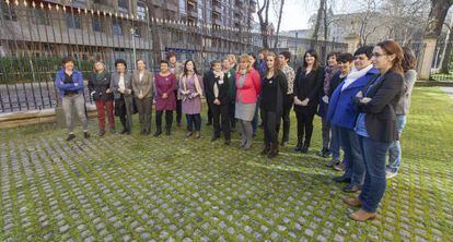 Las parlamentarias vascas del PNV EH Bildu y PSE se han concentrado hoy ante la sede de la C&aacute;mara en Vitoria para mostrar su rechazo al anteproyecto a la Ley del Aborto.