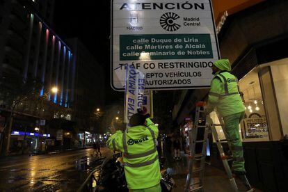 Al otro lado de la Gran Vía, por la Cuesta de San Vicente, el Ayuntamiento ha instalado un panel informativo indicando las limitaciones al tráfico privado del programa Madrid Central.