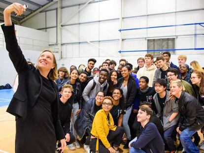 Tracey Crouch haciéndose un selfie en el lanzamiento del Servicio Nacional Ciudadano (NCS por sus siglas en inglés) en la Academia Harris, en Beckenham.