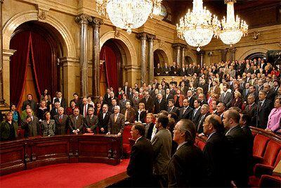 Al final del pleno extraordinario, los diputados, puestos en pie, cantaron el himno de Cataluña.