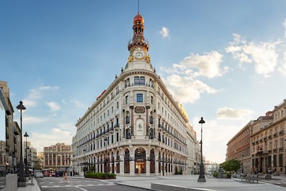 Exterior del Centro Canalejas Madrid, con el antiguo edificio del Banco Hispano Americano en primer plano.