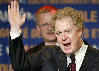 El líder del Partido Liberal de Quebec, Jean Charest, saluda a sus partidarios tras la victoria electoral.