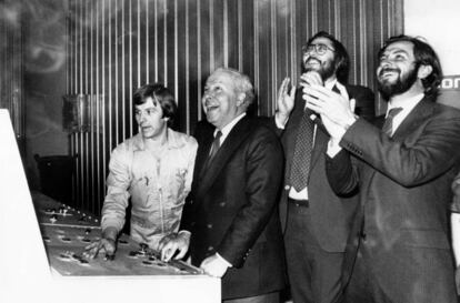 De derecha a izquierda, Juan Luis Cebrián, Antonio Franco y Jesús de Polanco asisten a la inauguración de la edición catalana de EL PAÍS, en octubre de 1982.