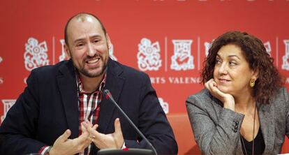 Josep Moreno y Carmen Ninet, ayer, en las Cortes Valencianas.