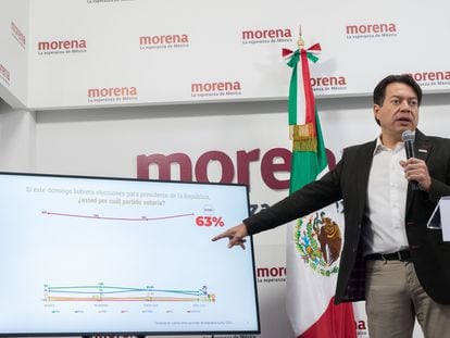 Mario Delgado muestra una gráfica de las las preferencias electorales de los candidatos de Morena.