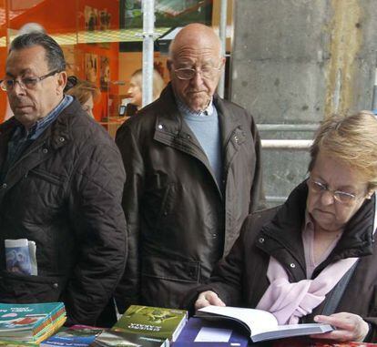 Varias personas, ayer en un puesto de la Feria del Libro bilba&iacute;na. 