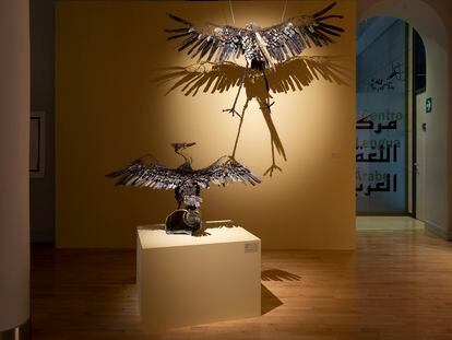 La obra de Oumar Ball expuesta en 'Memorias en movimiento. Arte contemporáneo de Mauritania', en Casa Árabe, en Madrid.