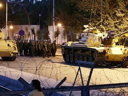 Fuerzas armadas turcas se despliegan durante la noche del 15 de julio de 2016 para repeler el golpe de Estado.