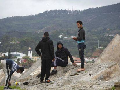 Cuatro jóvenes inmigrantes marroquíes en Ceuta, el 16 de noviembre.