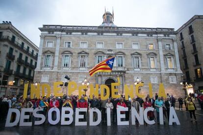 Concentració en suport al president Artur Mas a la plaça de Sant Jaume, ahir.