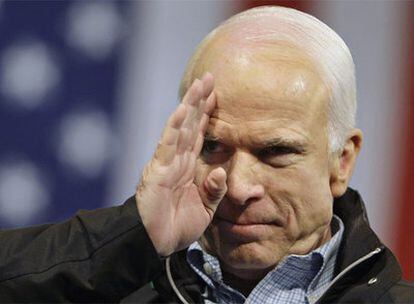 John McCain saluda a sus seguidores en un mitin celebrado el jueves en Mentor (Ohio).