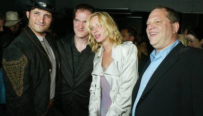 Los directores Robert Rodriguez y Quentin Tarantino, la actriz Uma Thurman y el productor Harvey Weinstein en 2004, tras el estreno de la película 'Kill Bill Vol. 2' en Los Ángeles, California.