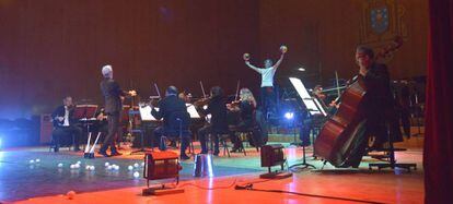 Paul Daniel dirige a la Filharmon&iacute;a con Pablo Reboleiro, al fondo, a los malabares.