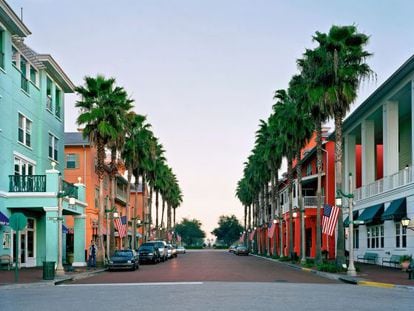 Vista de las calles de Celebration (Florida), ciudad cuyo estricto reglamento recuerda a los guiones del universo Disney.