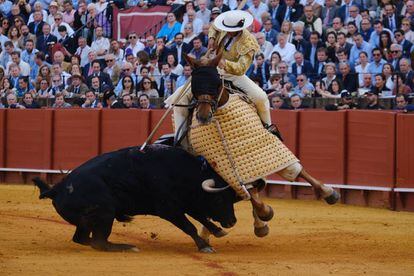 Uno de los toros de Santiago Domecq, este jueves, en su encuentro con el caballo en la plaza de La Maestranza de Sevilla. 