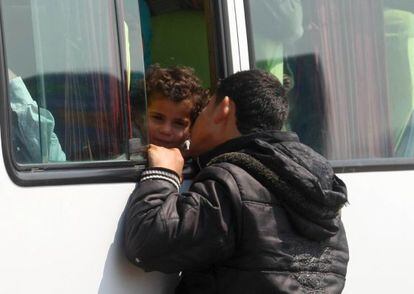 Ni&ntilde;os sirios son trasladados hoy al nuevo campo de refugiados en Kilis, Turqu&iacute;a. 