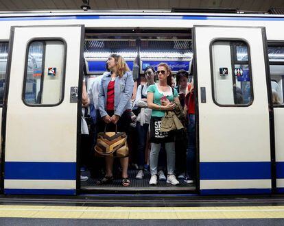 Viajeros esperan este martes a que el metro reanude la marcha en la estación de Atocha.