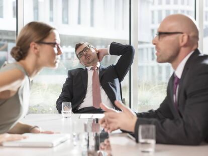 ¿Cómo debe gestionar la empresa un conflicto entre dos trabajadores?