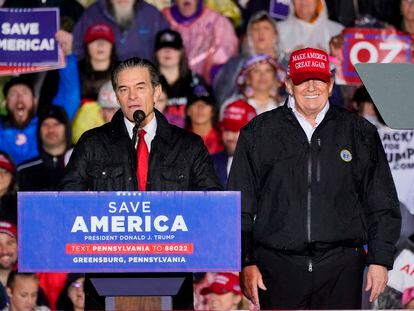 El candidato republicano al Senado Mehmet Oz, en un acto con el expresidente Donald Trump, en Greensburg, Pensilvania, el pasado 6 de mayo.