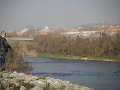 Un pescador a la desembocadura del Besòs.