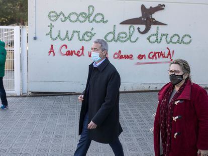 El consejero de Eduación, Josep Gonzàlez-Cambray, ante la escuela Turó del Drac de Canet de Mar, el pasado mes de diciembre.