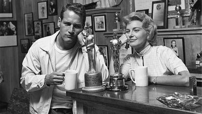 Paul Newman y Joanne Woodward, con el Oscar ganado por la actriz por 'Las tres caras de Eva' (1957).