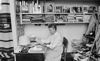 Simone de Beauvoir, en su casa de París en 1968.