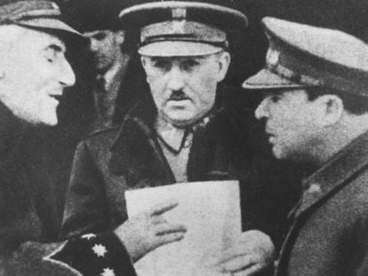 Francisco Franco, jefe de Estado Mayor, y dos ayudantes, durante unos ejercicios de tiro en Carabanchel el 16 de enero de 1936.