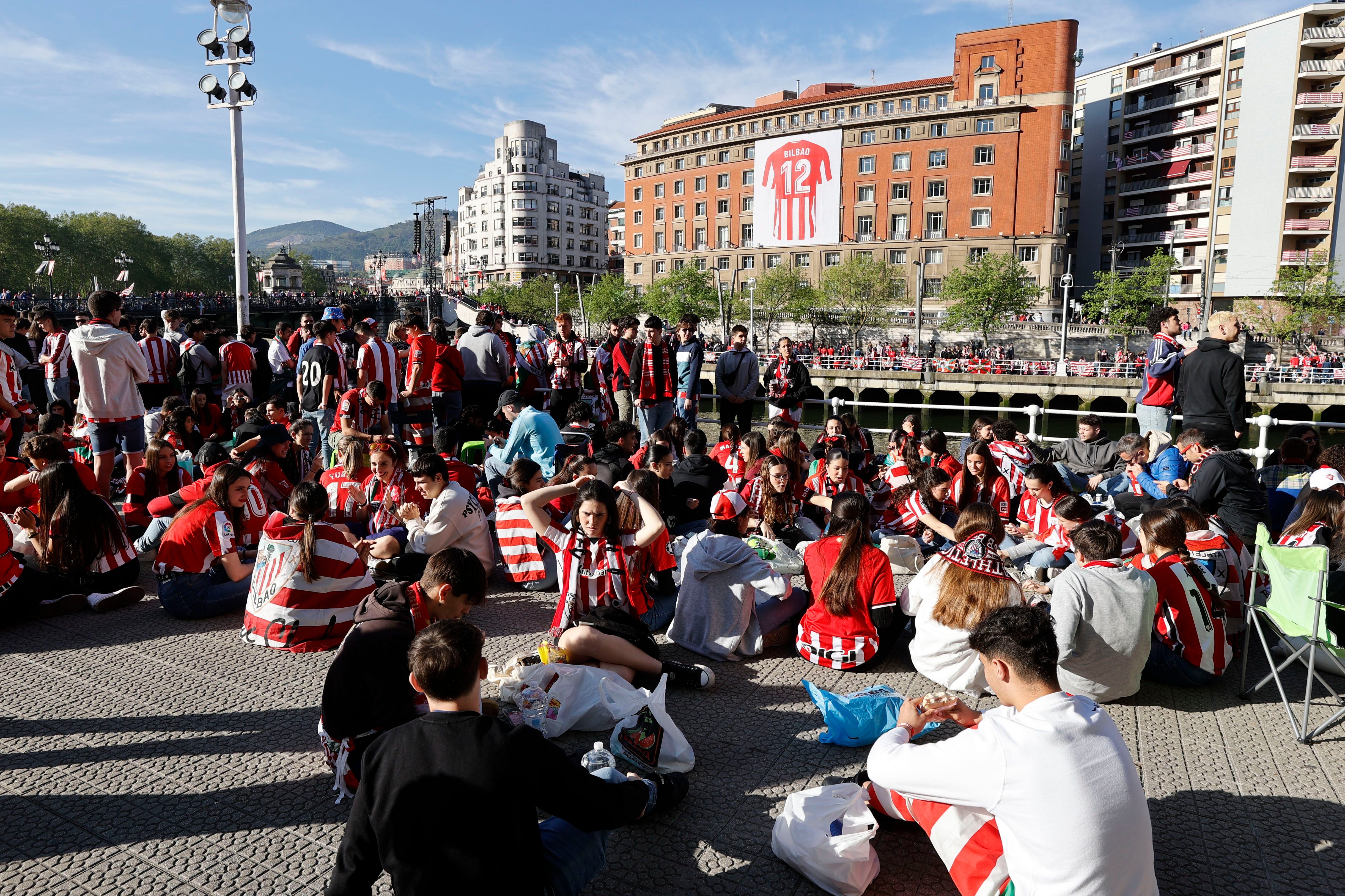 Decenas de personas espera desde primera hora a ambos márgenes de la ría del Nervión, en el centro de Bilbao. 