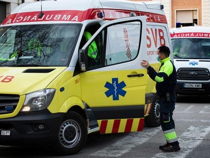 Servicios de una ambulancia en el hospital general de Valencia. 