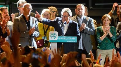 Artur Mas, Oriol Junqueras y otros miembros de Junts pel Sí, en la noche electoral de 27 de septiembre de 2015.
