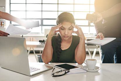 Iria Domínguez, directora de comunicación de <a href="http://www.kling.es/es/" target=blank>Kling</a>: “Mi trabajo consiste en hacer de intermediaria entre la marca y los medios de comunicación. Por eso las situaciones que me resultan más estresantes son los lanzamientos de colecciones y las presentaciones a la prensa. También me agobia tener que asistir de manera frecuente a eventos y la necesidad que tengo de relacionarme con gente de fuera de la oficina. Esa parte, la de las relaciones públicas, me afecta a nivel personal porque después ya no sé si esas son mis relaciones personales o forman parte del trabajo. A veces eso me confunde, pero la parte positiva es que siempre acabo haciendo amigos. Cuando me estreso, intento ser realista y pensar que nada puede ser tan grave como para que merezca la pena sentirse tan mal. Y cuando salgo, para relajarme y olvidarme del trabajo, intento hacer cosas que no tienen nada que ver con el mundo de la moda. Me esfuerzo por distraerme, ir a pasear al Retiro (Madrid) y desinformarme. Para mí, la clave está en no consumir información y no tener ningún tipo de incentivo visual. También me tranquiliza mucho ir al gimnasio o ver una película”.