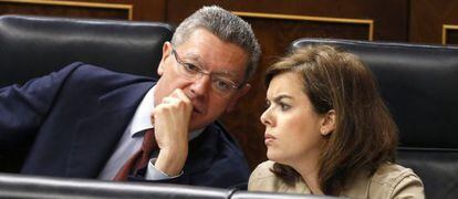 Ruiz-Gallardón conversa con Sáenz de Santamaría en el Congreso.