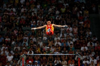 El gimnasta chino Li Xiaopeng durante los Juegos Olímpicos de Beijing 2008. 