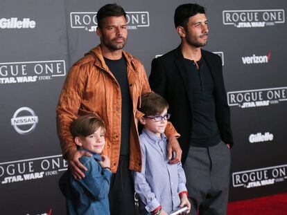 Ricky Martin junto a su esposo Jwan Yosef y dos de sus hijos, en 2016.