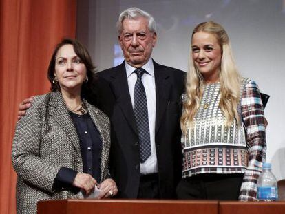 Vargas Llosa junto a Mitzy Capriles y Lilian Tintori.