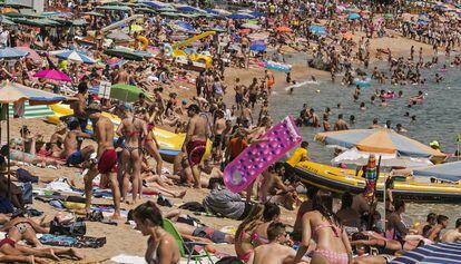 La playa de Lloret, a tope este verano.