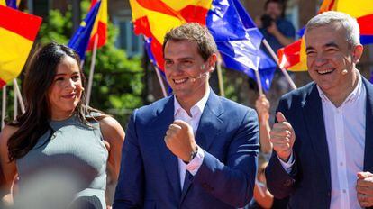 El presidente de Ciudadanos, Albert Rivera, junto a los candidatos al Parlamento Europeo, Luis Garicano; y a la alcaldía de Madrid, Begoña Villacís.