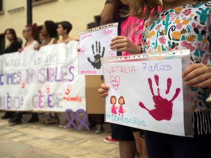Concentración en 2018 en Castellón en protesta por el asesinato de dos niñas a manos de su padre, que posteriormente se suicidó.