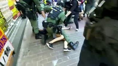 Momento en el que la policía detiene a la niña de 12 años durante la manifestación de este domingo.