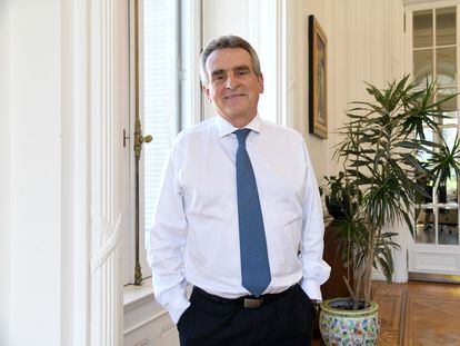 El jefe del Gabinete de ministros de Argentina, Agustín Rossi, posa en sus oficinas de la Casa Rosada tras la entrevista con EL PAÍS, el 24 de febrero de 2023.