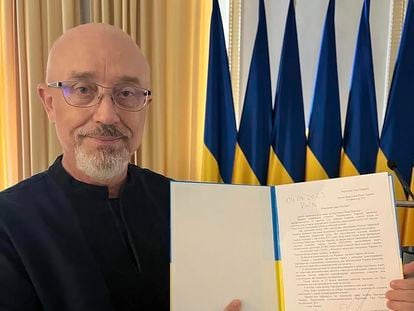 El hasta ahora titular de Defensa, Oleksii Reznikov, muestra su carta de renuncia en una imagen cedida por el Parlamento ucranio.