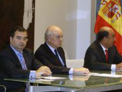 &Aacute;ngel Ron, presidente de Banco Popular; Francisco Gonz&aacute;lez, presidente de BBVA y Emilio Bot&iacute;n, presidente de Banco Santander.