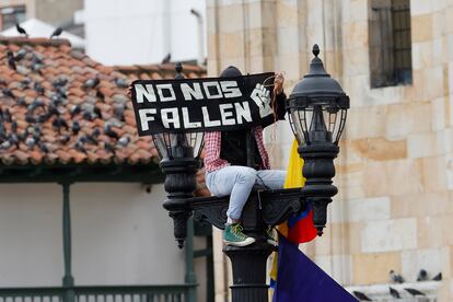 Un hombre con un cartel dirigido al nuevo Gobierno, durante la posesión el pasado 7 de agosto en la Plaza de Bolívar.